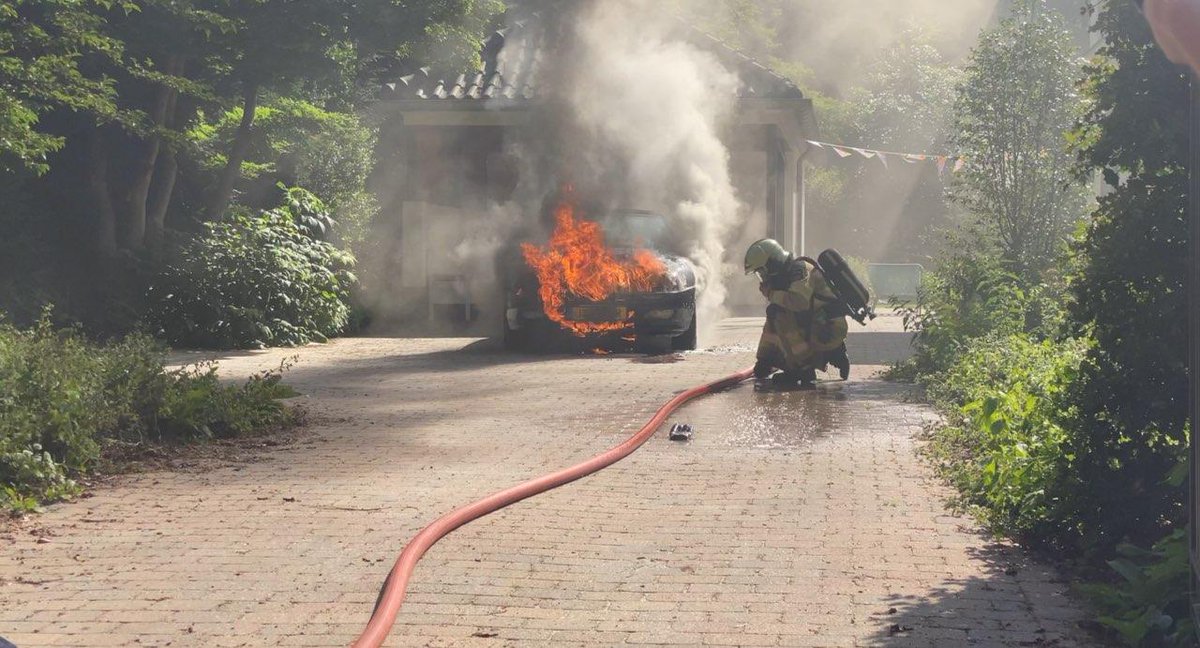 Brandweer rukt uit voor autobrand in Schalkhaar .