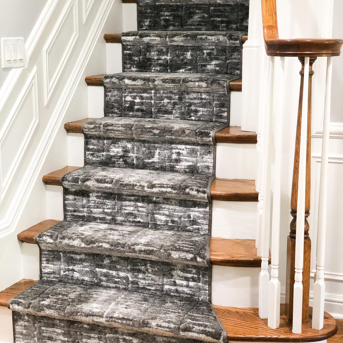 stantondesignco's tweet photo. Loving this staircase featuring Galactica in Pewter
.
.
.
#repost #stantoncarpet #stantonhasyoucovered #interiors #interiordesign #luxurydesign #homedecor #homeinspiration #homeinspo #housetour #entryfoyer https://t.co/GLiFCtyRBw