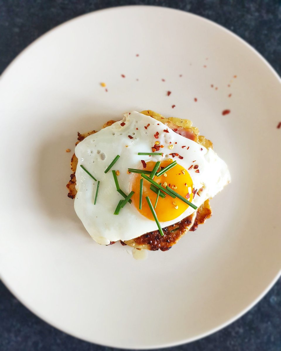rosswclarke's tweet photo. A taste of the Welsh seaside today with cockle fritters, crispy bacon and a fried egg with fresh chives #welshfood #RecipesByRoss https://t.co/ZKMOLJqP1v