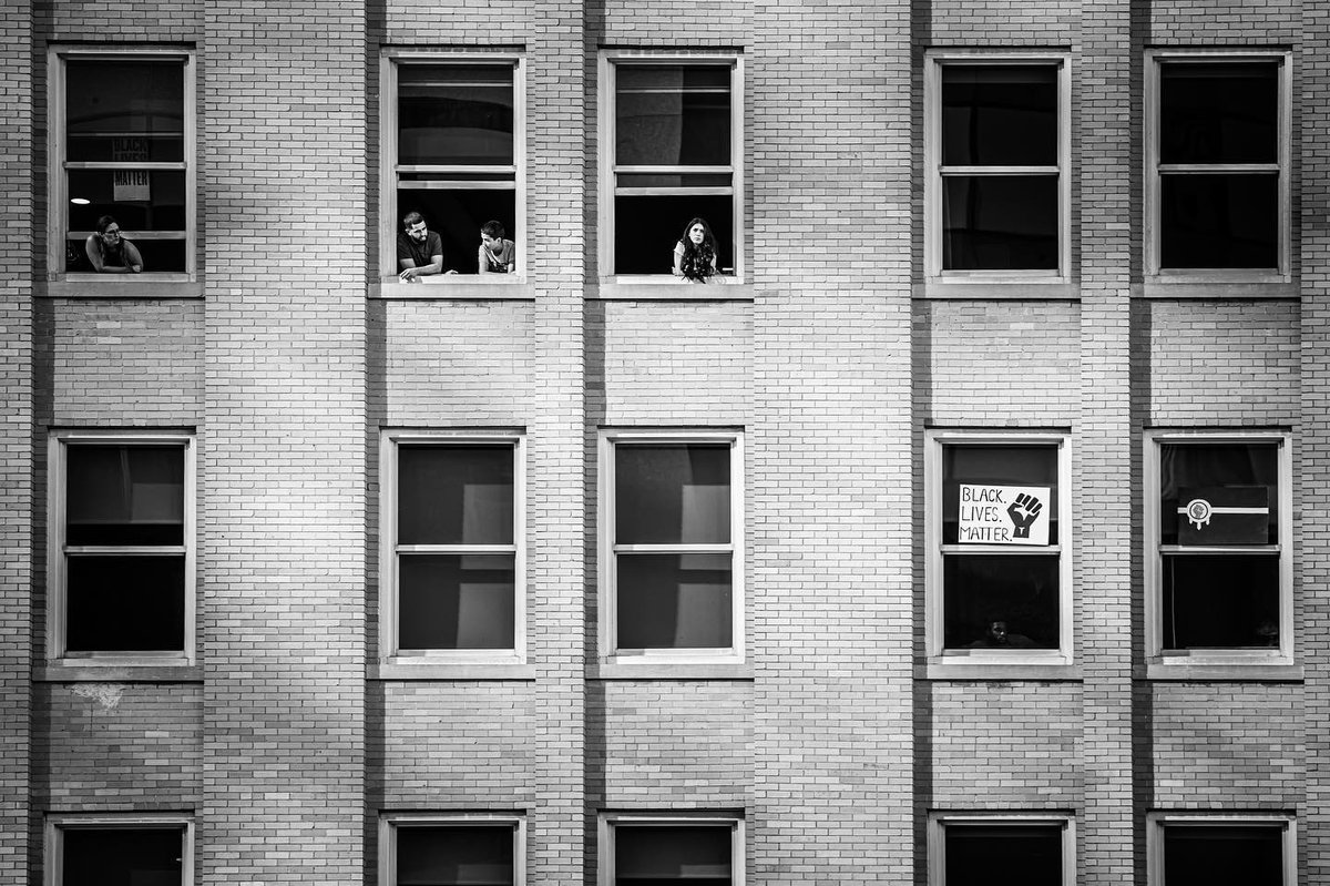 JWellerC's tweet photo. Residents in their buildings along with secret service, police, and military on the roof. Tulsa, OK June 20, 2020
.⁣
.⁣
.⁣
.⁣
.⁣

📸 https://t.co/nwWiYkPm16 via https://t.co/oduBHTAyS7 https://t.co/cEFmDv9uTW
