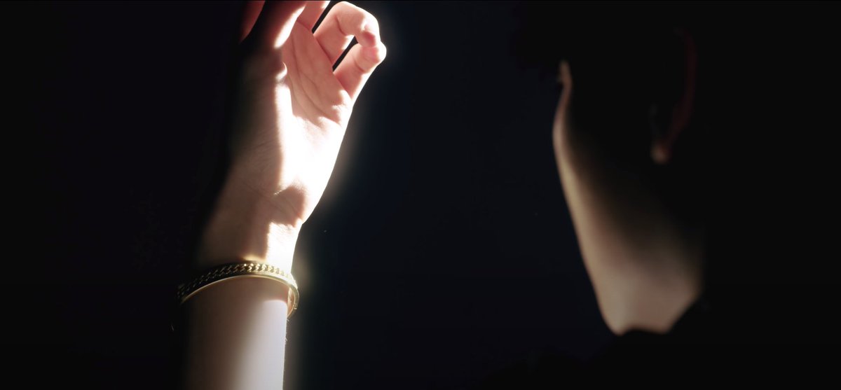 When Inseong wakes he looks at his arm with the living golden snake. The snake is an ordinary snake, not yet ouroboros. From another angle, it looks like the gold bracelet again. Until it becomes ouroboros, the snake form is a metaphor of their disconnection.