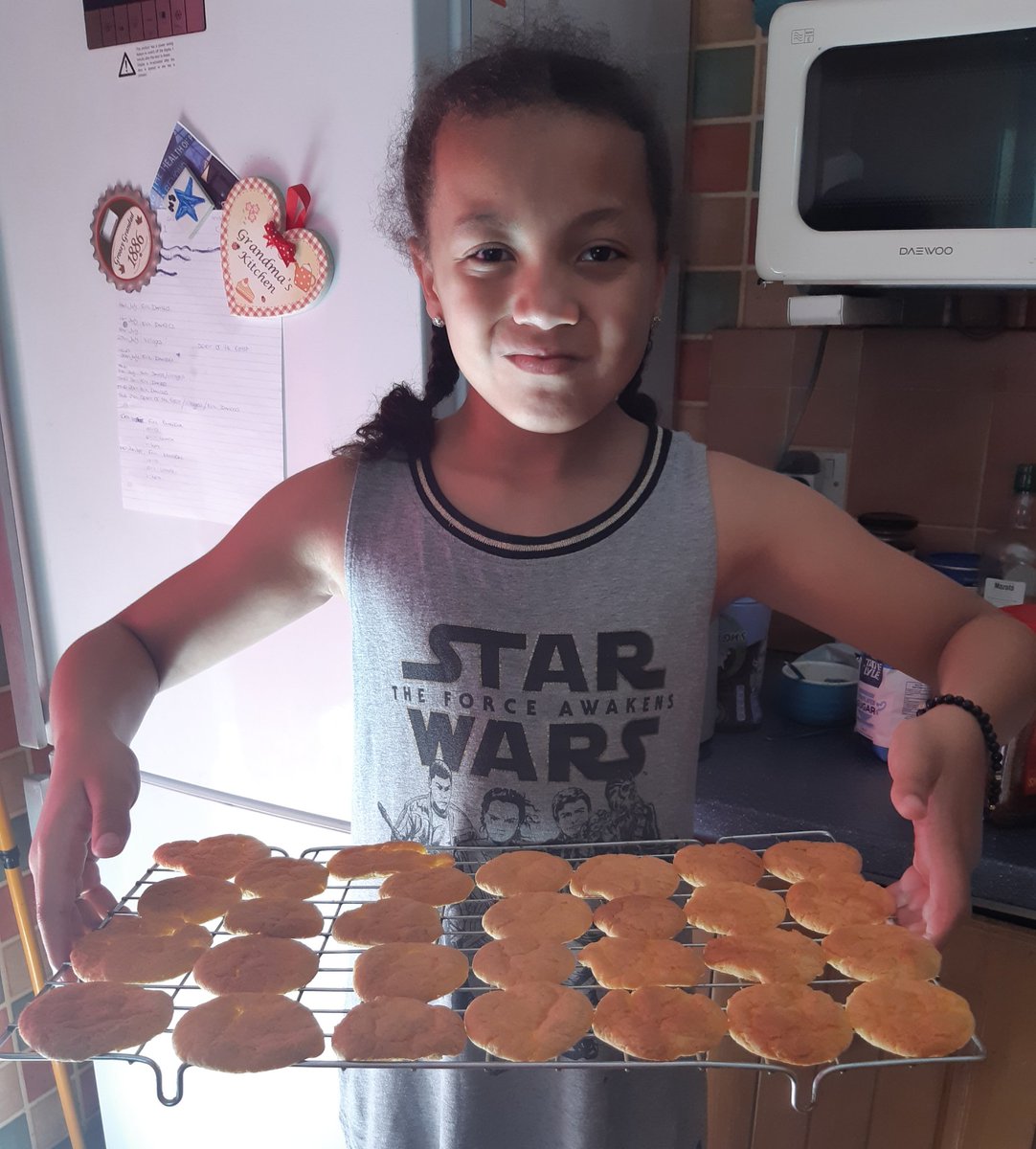 vanessawilko1's tweet photo. @DeltaMerseyY4 @DeltaMersey nepals baking success😊
Tasty honey biscuits😋😋 https://t.co/ERqFkgn5Sr