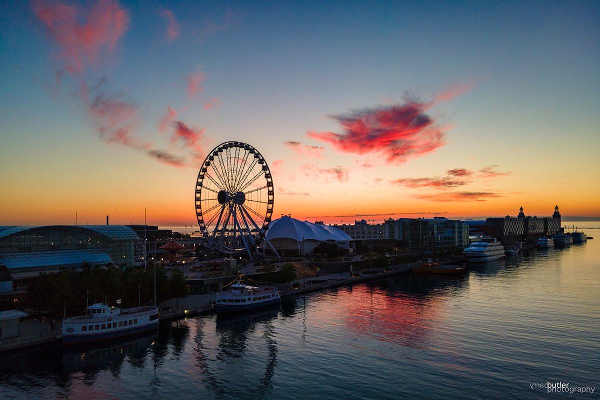 barrybutler9's tweet photo. Wednesday at the Wheel.   This morning's sunrise over Chicago's Navy Pier.  #weather #news #ilwx #chicago https://t.co/Z4jrv3WJZ5