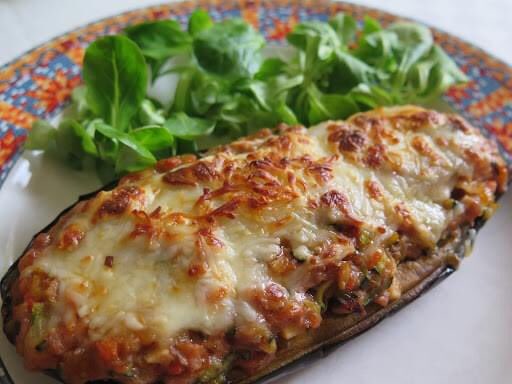CanJan_Bini's tweet photo. Estàs en aquell moment exacte del dia en què, o bé te poses o cuinar o bé demanes per dinar a #CanJAN un plat del dia. 9 EUR per aquestes albergínies farcides, postres, aigua i una copa de vi. Producte nostrat i receptari de tota la vida. T'esperam #menja #beu #riu https://t.co/wAf8JVHI2f