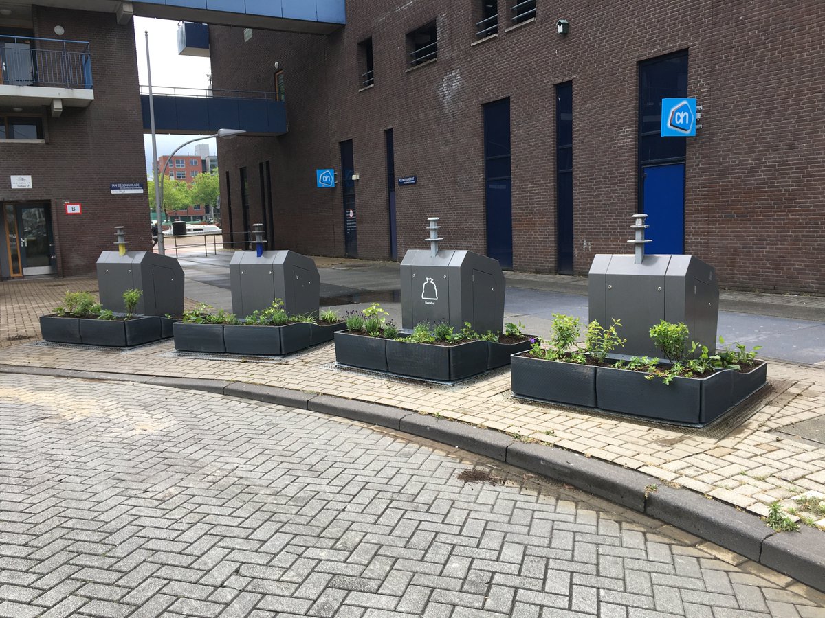 Weerproof's tweet photo. Heb jij ze al gezien? De CityGard containertuintjes? 🍀💦🐝
Ze gaan het zwerfafval tegen en kunnen tegelijkertijd regenwater opvangen. 
https://t.co/TjDH0Otjkb https://t.co/7St3gU4mVk