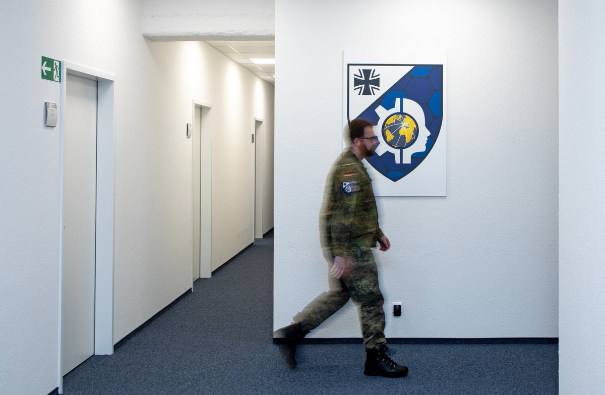 cirbw's tweet photo. Oberstleutnant Frank Schützeberg nimmt mit seinem Team aus #Euskirchen an der #CWIX 💻 teil. Die Experten für #Softwarekompetenz testen Verschlüsselungsalgorithmen für den gemeinsamen, interoperablen Einsatz multinationaler Streitkräfte👍 #FMN
↪ https://t.co/exHbMAvg96 https://t.co/b1593HEk5T