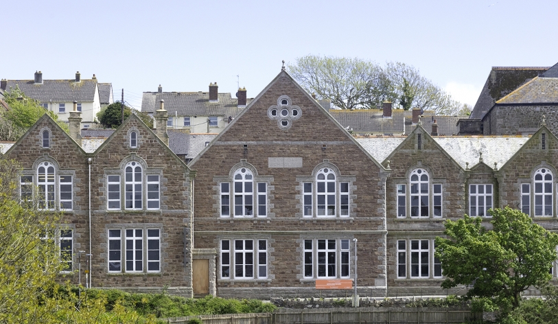 We're currently supporting 3 graduate start-up clients to hire workspace in the prestigious <a href="/CASTCornwall/">CAST | Cornwall</a> building, which houses talented upcoming artists in their professional studios. We can’t wait to see the amazing work they produce with these resources! #CreativesTogether