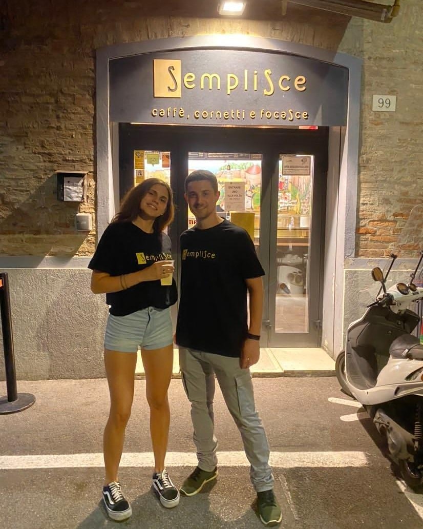 SempliSce's tweet photo. e te lo ricordi quel posto in Carlo Mayr dove facevano quei cornetti gonfi di creme alle 2 della notte ?
Com'è che si chiamava ?

⏱️ -4

#fotine
#Ferrara
#SempliSce https://t.co/HS8fc4OVcZ