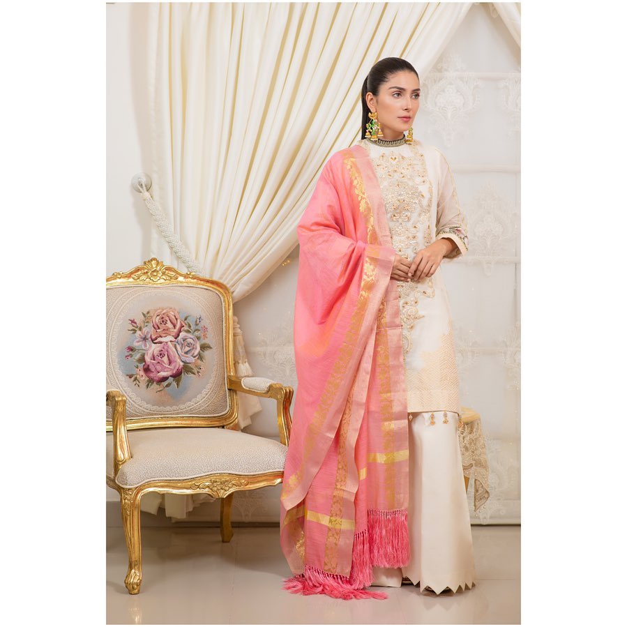 MediaSpringPk's tweet photo. Our favorite @Ayezakhan_ak looks phenomenal in #alzohaibtextile Bandhani collection. ‘The Tails Of Jaipur’ by ALZOHAIB ‘ChikanKari.
#AyezaKhan @Ayezakhanak3 https://t.co/W0rVHimx01