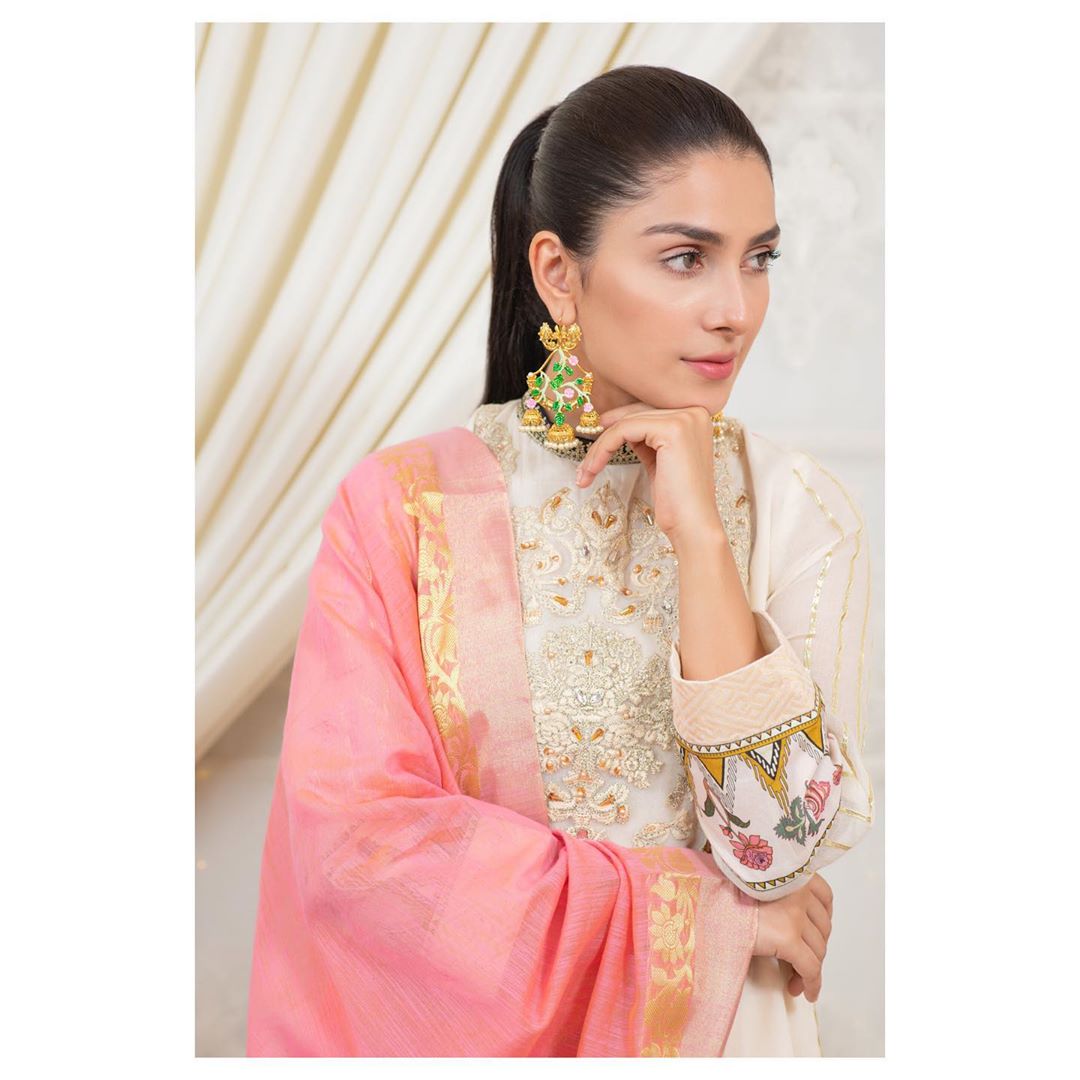 MediaSpringPk's tweet photo. Our favorite @Ayezakhan_ak looks phenomenal in #alzohaibtextile Bandhani collection. ‘The Tails Of Jaipur’ by ALZOHAIB ‘ChikanKari.
#AyezaKhan @Ayezakhanak3 https://t.co/W0rVHimx01