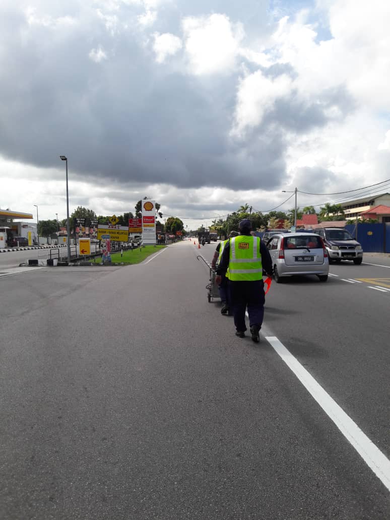 JkrTengah's tweet photo. 22/6/2020
Lokasi : Jln Duyong - Ayer Molek
perihal : Kerja menerangkan semula garisan jln pudar secara jabatan.
@bukitmulia 
@bahari_ir 
@JKRMelaka https://t.co/veLh3JkNFw