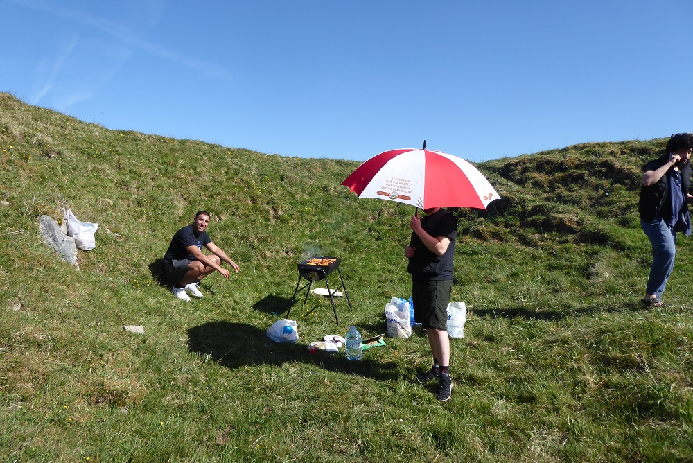 DB_Brolly's tweet photo. Great day for a barbeque. I'm helping out whilst in the (barbe)queue. No disposable cooking here. 🌭🍔🔥😎⛱️
#BBQ #BrollyonLockdown #Buxton #hotdog #burger #bandisposableBBQs https://t.co/r8DKYBgAdR