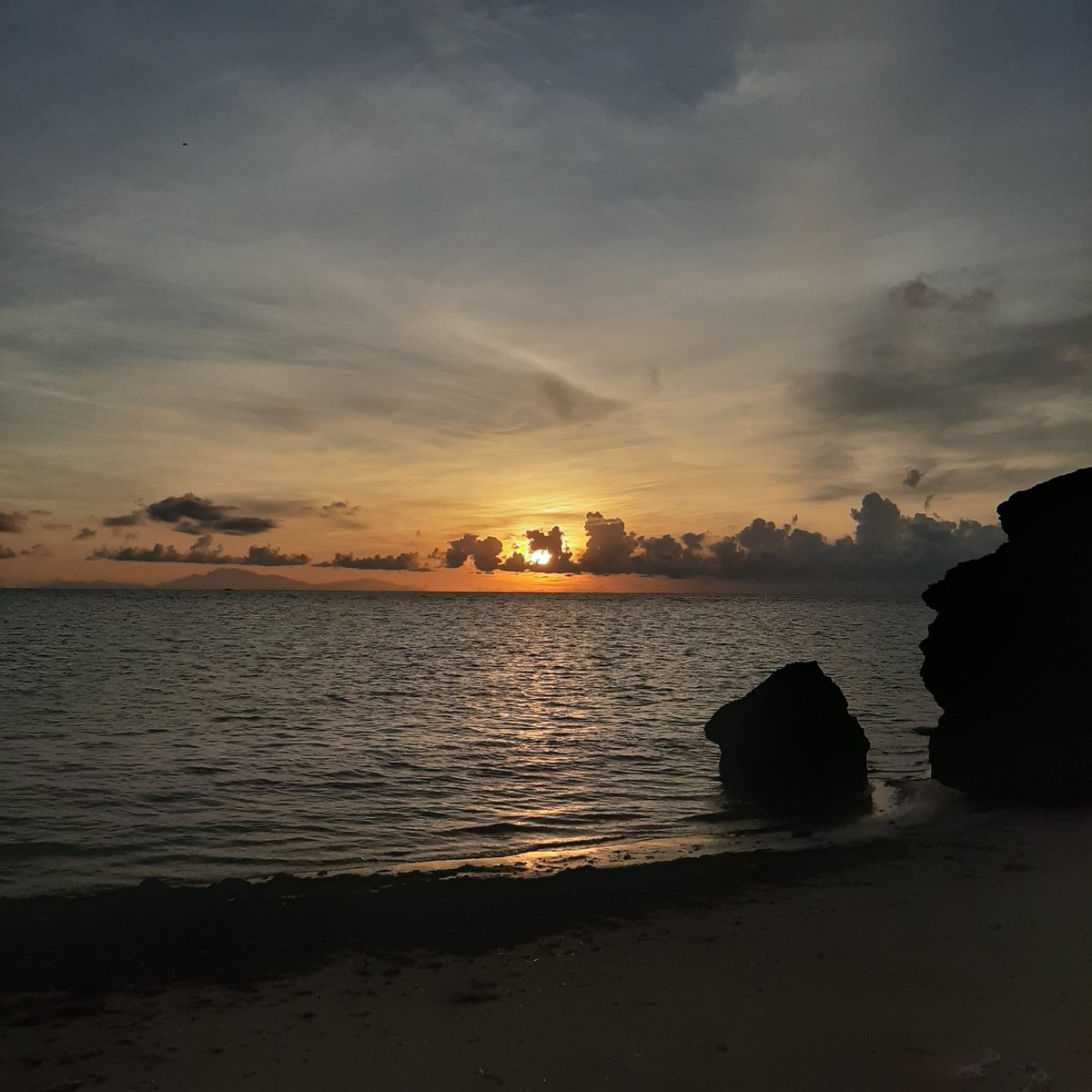 xarmykax's tweet photo. I woke up early this morning to catch the sunrise for the last ud. For Gab &amp; Shane @breatheapril
#LiveFreely #SomethingPhenomenal #PhenomenalEpilogue #SPTheLastAdventure

Solidiers can we have a tp tomorrow? Like #SPSunriseForGab (suggest other #) &amp; post pics/vids of the sunrise? https://t.co/ST7lQirq9x