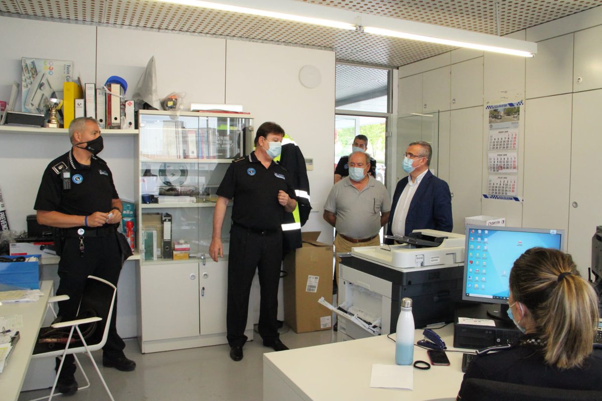 Arganda_Ayto's tweet image. El alcalde de #Arganda @GuillermoHita ha visitado las instalaciones de Policía Local para felicitar a los agentes por el día de su patrón, San Juan Bautista, y agradecerles todo el trabajo y dedicación diaria, especialmente reforzado durante la pandemia
cutt.ly/0itWpxc