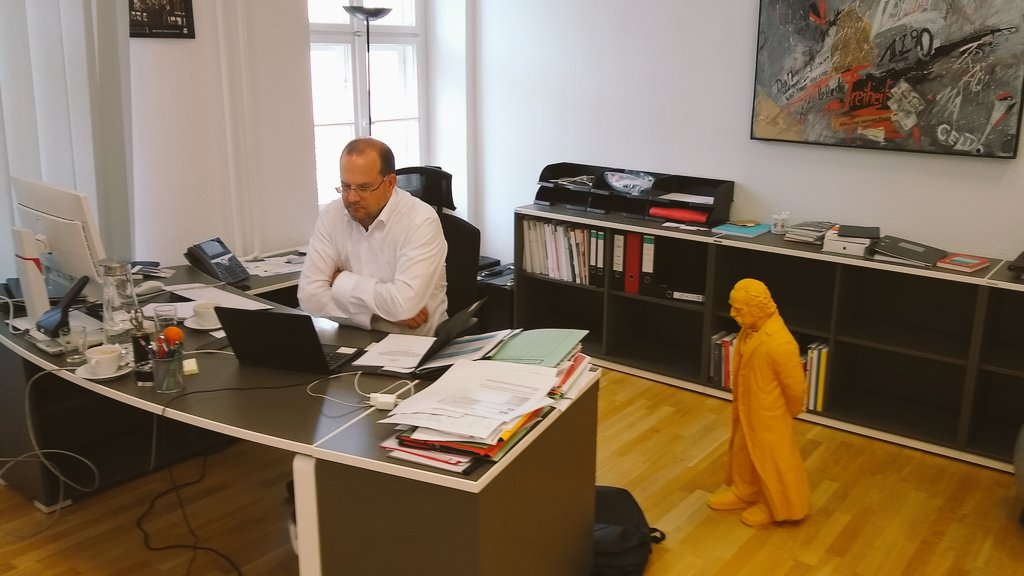 Bolalowo's tweet photo. Die jährliche Runde der Staatssekretär*innen mit den #Brandenburg er Clustermanagements zur #innoBB plus. Hier St @TobiasDuenow  @mwfkbrb in der Videokonferenz zusammen mit Hendrik Fischer #MWAE-BB und @bender_silvia #MLUK-BB.
#ZukunftWirdInBrandenburgGemacht https://t.co/TbXkFcvY4s