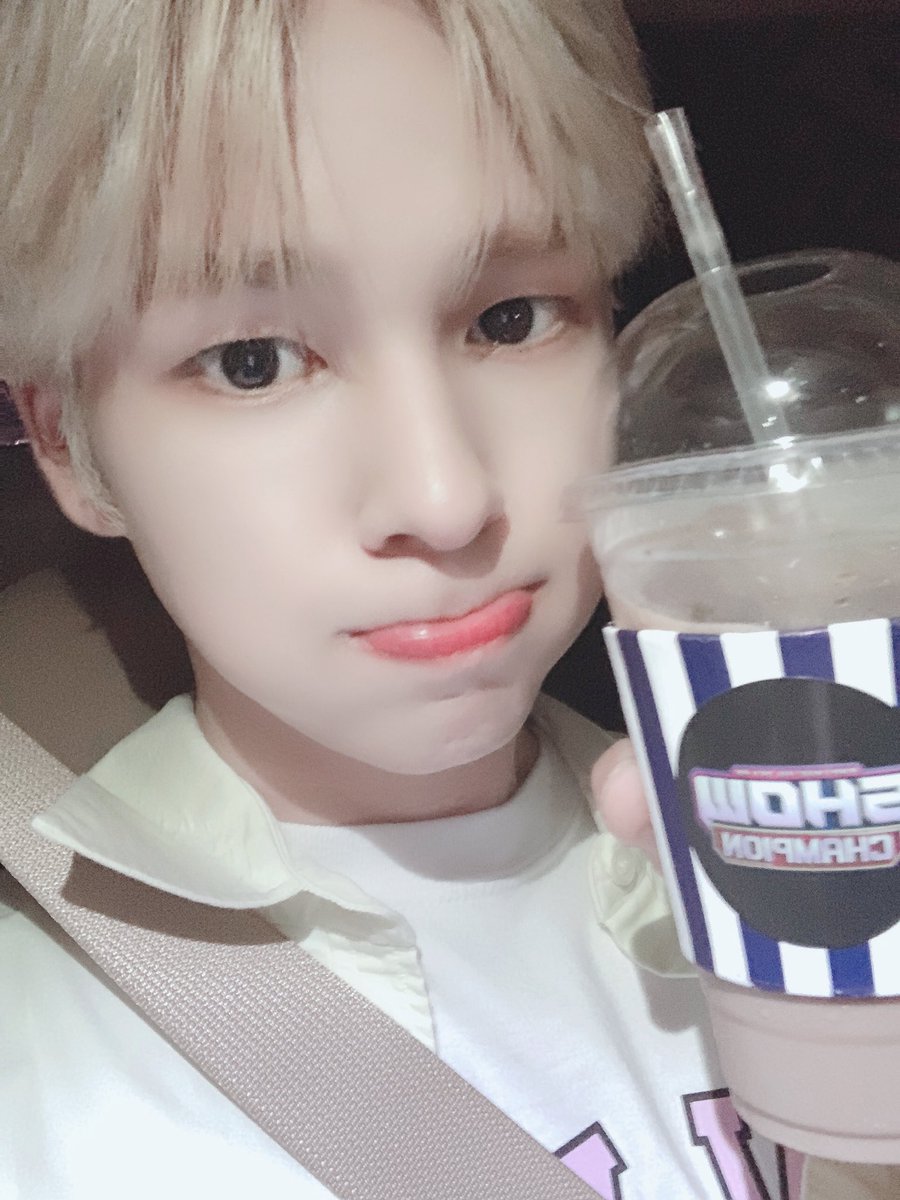 러비티~~~🥰
저희 지금 #쇼챔피언 끝나고
#쇼퇴카 다녀왔어요~~ㅎㅎ
맛있는거 마시니까
다음엔 러비티꺼 까지 챙겨주고싶은 
마음이에요ㅜ
러비티도 맛있는거 많이 먹어요😍
#크래비티 #세림 #러비티랑 #뭐든같이하고싶어