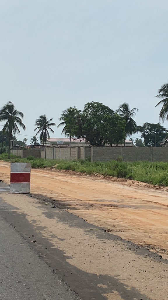 LaTeam228's tweet photo. Quand la route Lomé - Aného est en chantier pour son élargissement. 
#Team228 #TgTwittos https://t.co/9bsQCTUVxw