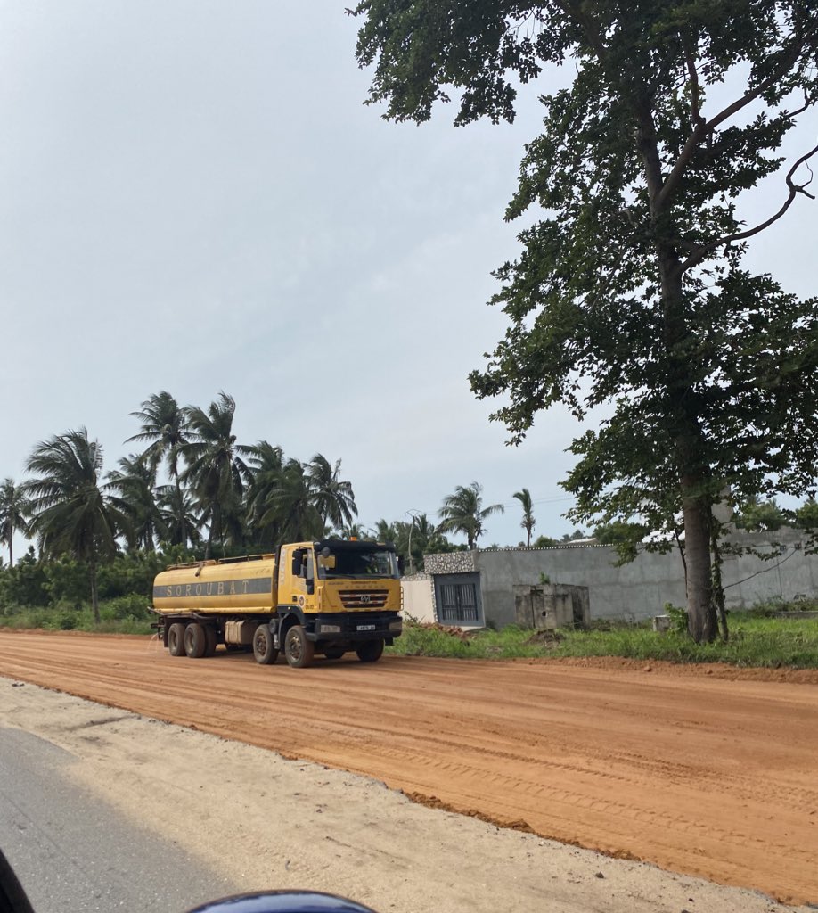 LaTeam228's tweet photo. Quand la route Lomé - Aného est en chantier pour son élargissement. 
#Team228 #TgTwittos https://t.co/9bsQCTUVxw