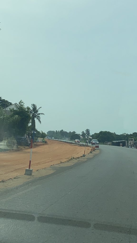 LaTeam228's tweet photo. Quand la route Lomé - Aného est en chantier pour son élargissement. 
#Team228 #TgTwittos https://t.co/9bsQCTUVxw