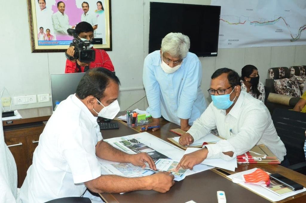 D_SudheerReddy's tweet photo. ఎల్.బి.నగర్ నియోజకవర్గ పరిధిలోని పలు పార్కుల అభివృద్ధి  విషయంలో భాగంగా హార్టీకల్చర్ అధికారులతో ఏర్పాటు చేసిన సమావేశంలో వారికి పలు సూచనలు, సలహాలు ఇవ్వడం జరిగింది. ప్రస్తుతం ఉన్న పార్కుల్లో ఇంకా మంచి ఆహ్లాదకరమైన వాతావరణం ఉండే విధంగా చర్యలు తీసుకోవాలని, అలాగే కొత్త పూలమొక్కలను (1/3) https://t.co/eqPMRDkFk9