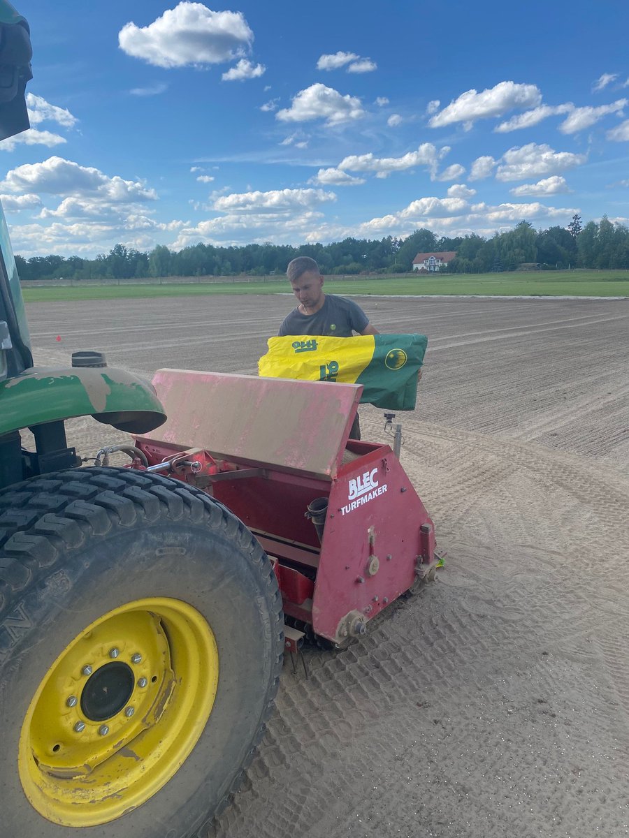 josepcirera's tweet photo. #Blackwaterlinks #golf #project in #Poznan(Polland).
Thanks to #WaldemarSzadny of #AllGolfServices building company and to the golf course architect #CasparGrauballe for the confidence in @SemillasFitoTG #seedvarieties and #expertise.
#seedingtime. https://t.co/voggtCarfN