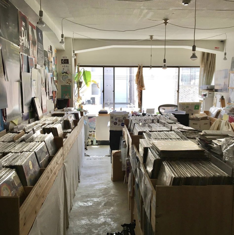 Llamada por <a href="/TheVinylFactory/">The Vinyl Factory</a> como una "parada esencial para los DJ más exigentes" la tienda <a href="/Revelation_Time/">Eiji Taniguchi - Used Vinyl - Revelation Time</a> está llena de música de baile "leftfield", así como una colección de música japonesa.

Vea su set en → bit.ly/3fK77ZH hoy a las 9AM Argentina / 9PM JST / 8AM ET.