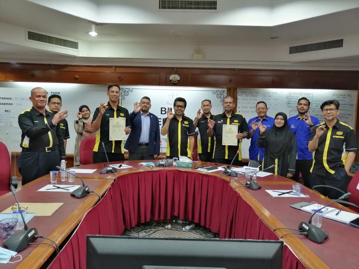 Majlis Akukanji Zero Potholes JKR Pahang, Jurutera2 Daerah Pahang dan syarikat konsesi penyenggaraan jalan persekutuan dan jalan negeri di Bilik Gerakan Daerah Raub. <a href="/Zulakmal8/">zulakmal</a> <a href="/IrZulkefly/">Mohd Zulkefly S</a> @MOWorks <a href="/JKRMalaysia/">JKR Malaysia</a> <a href="/JKRPAHANG/">JKR PAHANG</a>