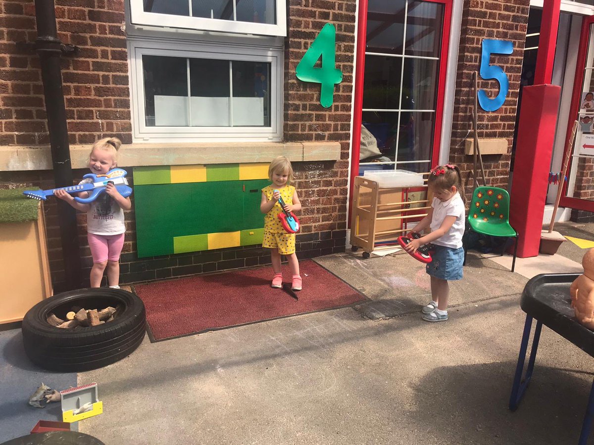 knightontmet's tweet photo. Another fabulous performance from the EYFS band this lunch time!🎶🎸🥁 #independebce #selfefficacy #imagination https://t.co/80jrawOhl8
