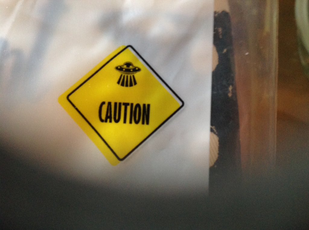 Sabe alguien lo que significa este símbolo de precaución? Gracias por la respuesta