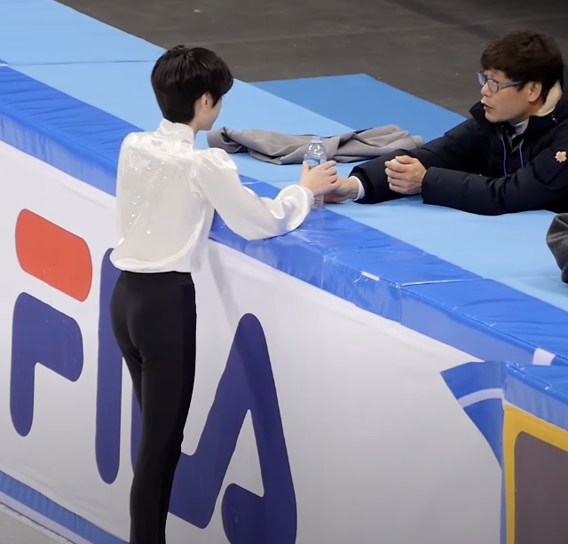 heeyuhee's tweet photo. Please don’t secondary processing or cutting logos all photos and videos posted on my twitter account and youtube channel, Thank you for rooting about him. But There are so many precious memories about ‘figure skater’ Sunghoon on my channel. #SecondaryProcessing #Notice_1 https://t.co/x4sg8ZnRtS