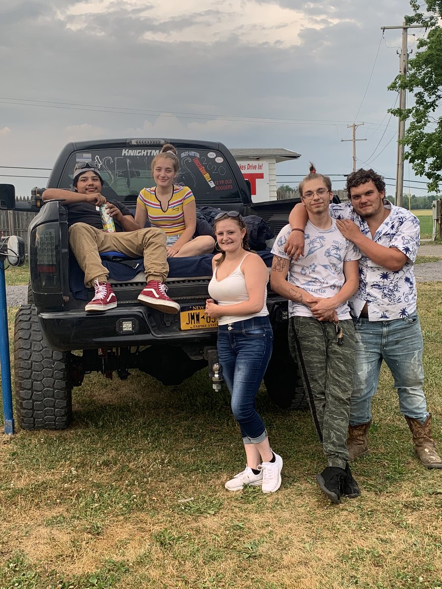 mcguane_kris's tweet photo. Dear Seniors,
Here are some more pictures from the drive in. 
@2020_WHSIndians 
#prideinourtribe https://t.co/SjnkxK81gE