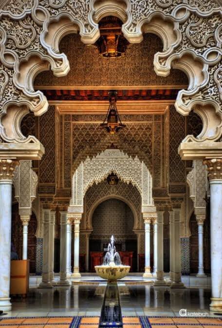 The term is French, “foil” means “leaf. Multifoil arches are famous element of Islamic art and architecture. The best surviving examples are La Mezquita in Córdoba(L) and the Alhambra palace in Granada (R)(mainly 1338–1390).
