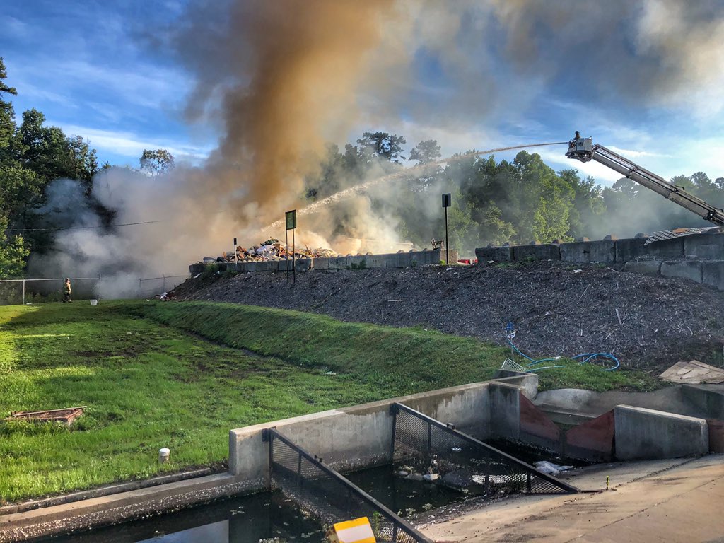 Huntersville_FD's tweet photo. We have closed Statesville Road between Hambright Road and Verhoeff Drive as we work a large fire at the North Mecklenburg Recycling Center. Avoid the area. Use caution &amp; YIELD to responding units #MoveOver #CLTtraffic https://t.co/uC1s7xDxiD