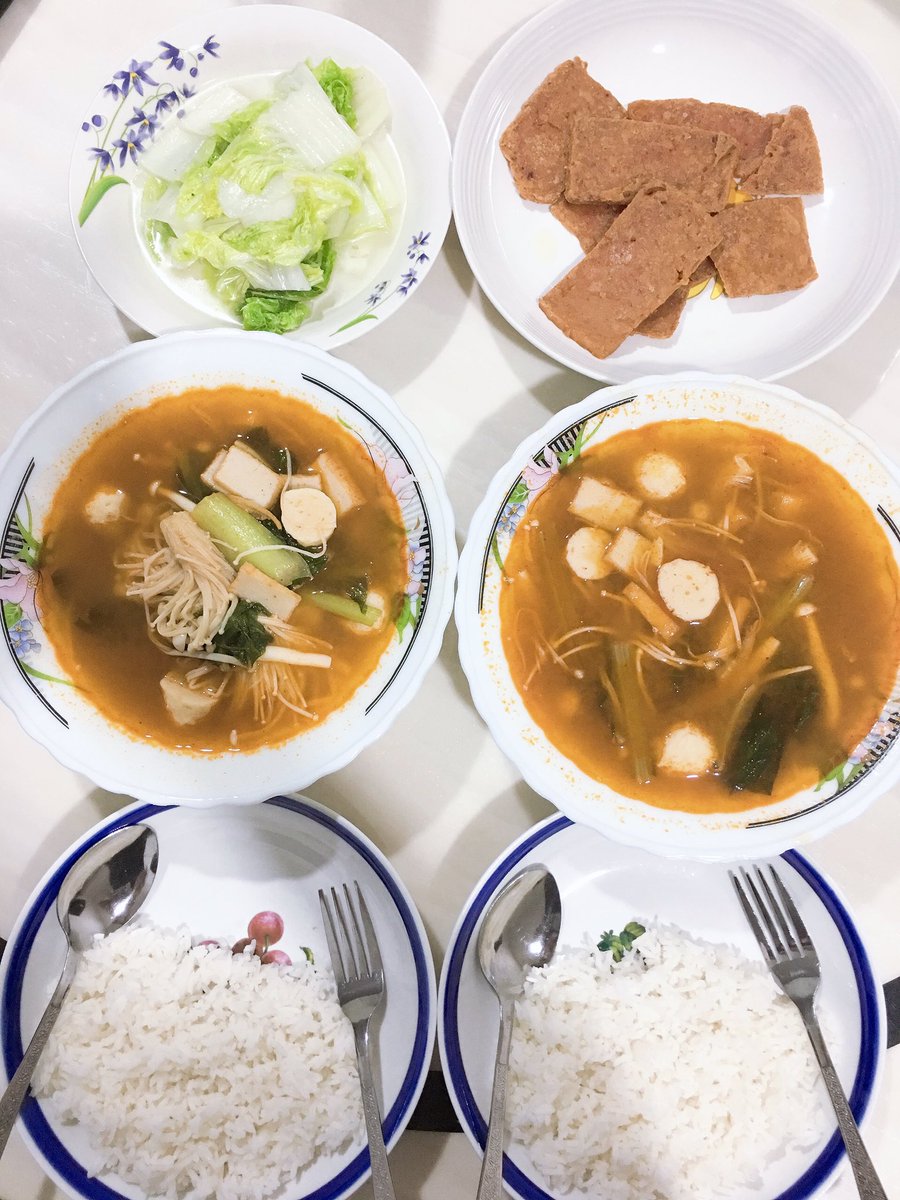 KVIVIEN91's tweet photo. #Dinner 
#Tomyam
#Soup
#Vegetable
#Meat
#Rice
#❤️ https://t.co/IJ4uldol8e