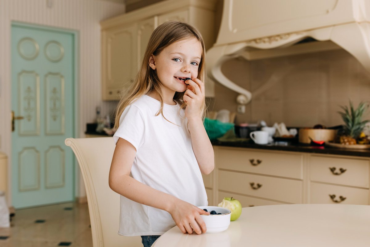 EuroberryES's tweet photo. Los niños son sabios, detectan la calidad al instante 😉👀¡aumenta las defensas de los más peques incluyendo #arándanos en su alimentación! 🔝 ¿Sabías que además aumentan la concentración y la memoria? https://t.co/nihxaWBst2