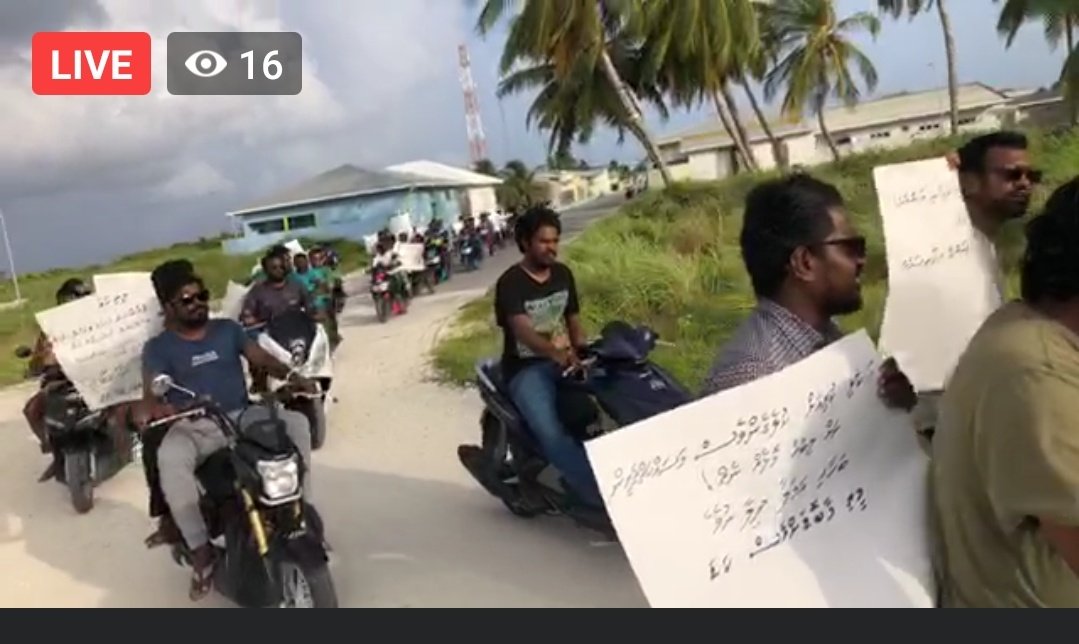 sodig111's tweet photo. ވަޒީފާއާ ބެހޭ ގާނޫނައް ހުސައަޅާފައިވާ އިސްލާހުތަކާ ދެކޮޅައް ޓީމުގެ @TEAMmaldives ފަރާތުން އިންތިޒާމު ކޮއްގެން ދިއްދޫގަ މަސައްކަތްތެރިން  ދަނީ   އަޑު އުފުލަމުން @waddxy @MateyZakir @ibusolih @MohamedNasheed @fayzalzyadi @ali20waheed @AleeVoice @Imthiyazfahmy @TAMaldives @mtucMV https://t.co/elG15R11XU
