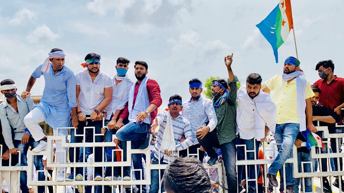 ShivprakashGjr's tweet photo. आज अजमेर #NSUI द्वारा MDS University Ajmer मे धरना प्रदर्शन किया गया व कुलपति को ज्ञापन दिया इस दोरान दो  प्रमुख माँग रखी !
1. प्रथम व द्वितीय वर्ष के विद्यार्थियों को अगली कक्षा में प्रमोट करे !
2.फ़ाइनल final year के विद्यार्थियों को 10% अधिक बोनस अंको के साथ प्रमोट करें https://t.co/sLTNORMJkt