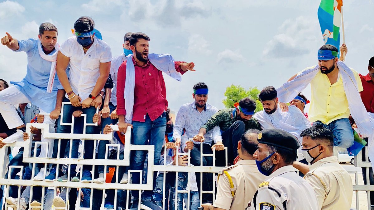 ShivprakashGjr's tweet photo. आज अजमेर #NSUI द्वारा MDS University Ajmer मे धरना प्रदर्शन किया गया व कुलपति को ज्ञापन दिया इस दोरान दो  प्रमुख माँग रखी !
1. प्रथम व द्वितीय वर्ष के विद्यार्थियों को अगली कक्षा में प्रमोट करे !
2.फ़ाइनल final year के विद्यार्थियों को 10% अधिक बोनस अंको के साथ प्रमोट करें https://t.co/sLTNORMJkt