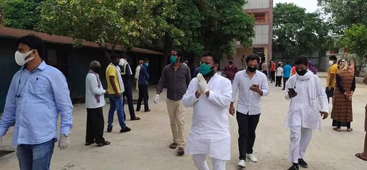 akashsangataap's tweet image. आज कोंडली से AAP के विधायक Kuldeep Kumar ने EDMC स्कूल मयूर विहार फेस-3 में दिल्ली सरकार के सौजन्य से लगाए गए निःशुल्क कोरोना टेस्ट कैम्प का निरीक्षण किया। हमारी कोशिश है इस महामारी में कोंडली विधानसभा के हर व्यक्त को पूरी मदद पहुँचे।
#MLAKULDEEPKUMAR