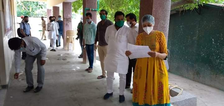 akashsangataap's tweet image. आज कोंडली से AAP के विधायक Kuldeep Kumar ने EDMC स्कूल मयूर विहार फेस-3 में दिल्ली सरकार के सौजन्य से लगाए गए निःशुल्क कोरोना टेस्ट कैम्प का निरीक्षण किया। हमारी कोशिश है इस महामारी में कोंडली विधानसभा के हर व्यक्त को पूरी मदद पहुँचे।
#MLAKULDEEPKUMAR