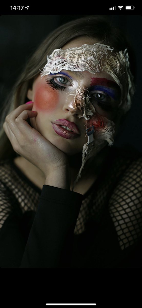 Знае ли некој да ми ја објасни новава мода на нашиве манекенки?