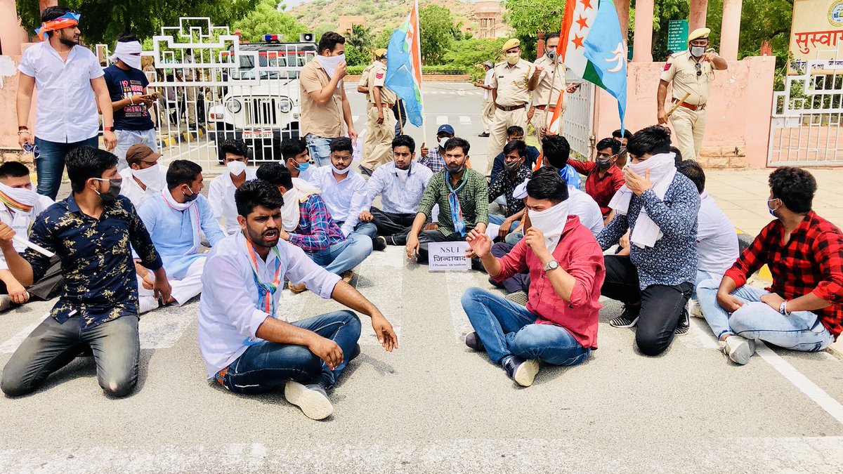 ShivprakashGjr's tweet photo. आज अजमेर #NSUI द्वारा MDS University Ajmer मे धरना प्रदर्शन किया गया व कुलपति को ज्ञापन दिया इस दोरान दो  प्रमुख माँग रखी !
1. प्रथम व द्वितीय वर्ष के विद्यार्थियों को अगली कक्षा में प्रमोट करे !
2.फ़ाइनल final year के विद्यार्थियों को 10% अधिक बोनस अंको के साथ प्रमोट करें https://t.co/sZ3Rs6g7dR