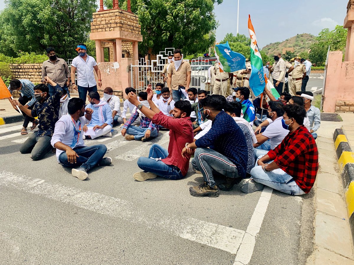 ShivprakashGjr's tweet photo. आज अजमेर #NSUI द्वारा MDS University Ajmer मे धरना प्रदर्शन किया गया व कुलपति को ज्ञापन दिया इस दोरान दो  प्रमुख माँग रखी !
1. प्रथम व द्वितीय वर्ष के विद्यार्थियों को अगली कक्षा में प्रमोट करे !
2.फ़ाइनल final year के विद्यार्थियों को 10% अधिक बोनस अंको के साथ प्रमोट करें https://t.co/sZ3Rs6g7dR