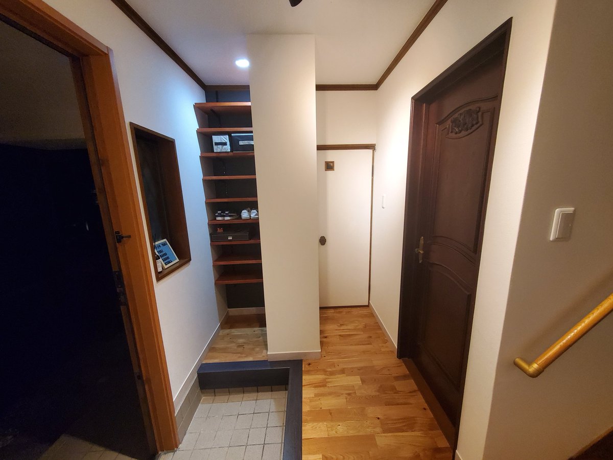 ট ইট র ヨリドコ工房 神戸 明石のリフォームなら 玄関のスペースを有効に使いたいとのことで壁をおこしてシューズクローク風スペース作成 トイレの扉も玄関からは直接は見えなくなりました 奥の壁紙を黒にする事で引き締まって見えますね リフォーム