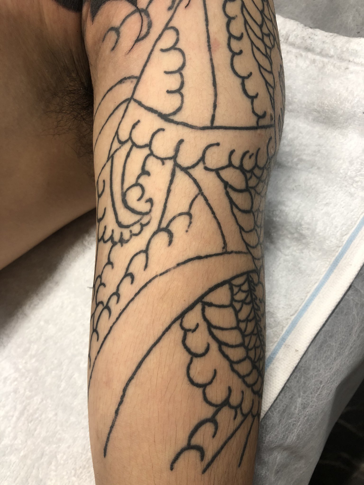 彫憲 久々に胸クソ悪い これで金取って彫師って言ってるそうだ ライン 額の暈しもどき 全てケロイドの傷になってる 出来る限りカバーアップして綺麗にしていくけどやはり限界がある