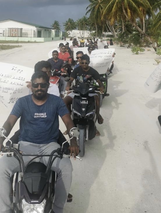 MateyZakir's tweet photo. ވަޒީފާގެ ޤާނޫނަށް ހުށަހަޅައިފައިވާ އިސްލާހުތަކުން  މަސައްކަތްތެރިން އިތުރަށް ނިކަމެތިކުރުމާއި، މިނިމަމްވޭޖުލަސްވުމާއި،މުސާރަ ނުލިބި ވަޒީފާގެއްލިފައިވާ ފަރާތްތަކަށް ސަރުކާރުންދޭ އިންކަމް ސަޕޯޓް ލަސްވެ  މަސައްކަތްތެރިން ހާލުގައި ޖެހެމުންދާދިއުން ކުއްވެރިކޮށް ކަންބޮޑިވުން ފާޅުކުރުން https://t.co/iOPuXwfEdU