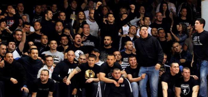 GradaSerbia's tweet photo. La pancarta de los polémicos Janjičari, hasta hace poco líderes de la Tribuna Sur del JNA, ha sido quemada en su mismo fondo según muestran imágenes subidas en las redes de Južna Tribina. Con Alcatraz y Janjičari fuera, parece  abrirse una nueva etapa en Grobari. https://t.co/1VzpnVShU4