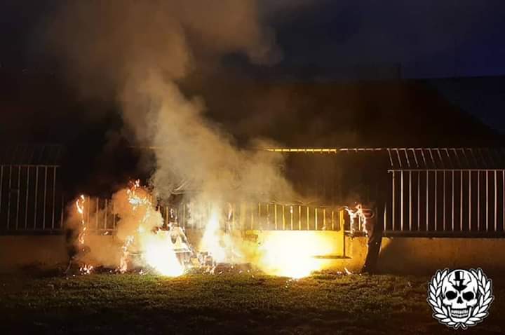 GradaSerbia's tweet photo. La pancarta de los polémicos Janjičari, hasta hace poco líderes de la Tribuna Sur del JNA, ha sido quemada en su mismo fondo según muestran imágenes subidas en las redes de Južna Tribina. Con Alcatraz y Janjičari fuera, parece  abrirse una nueva etapa en Grobari. https://t.co/1VzpnVShU4