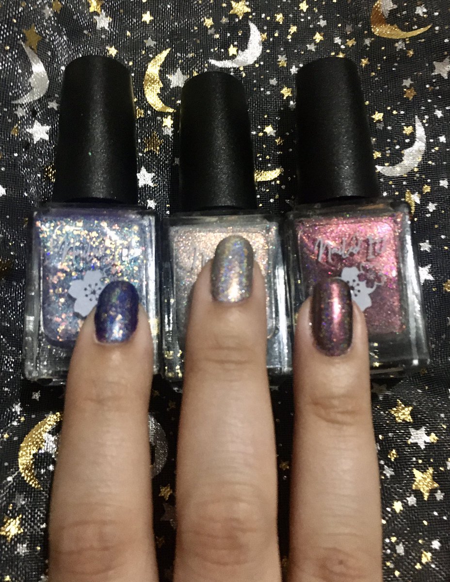 megahugdesigns's tweet photo. Here is my #Angels mani using my #Supernatural mystery bag from @nailedithawaii. It was fun to make my hand match for once. #nailart #gradientnails #holopolish #flakiepolish https://t.co/CQA9xDp0Ck