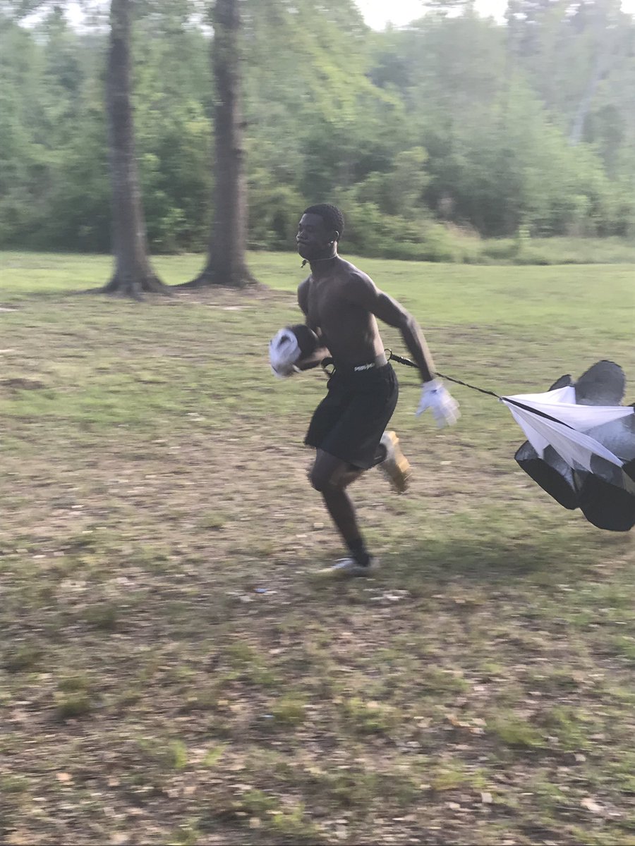 GaryHardaway2's tweet photo. The grind don’t stop 💨@Jhardaway_24 https://t.co/Vio8Mn7FD5